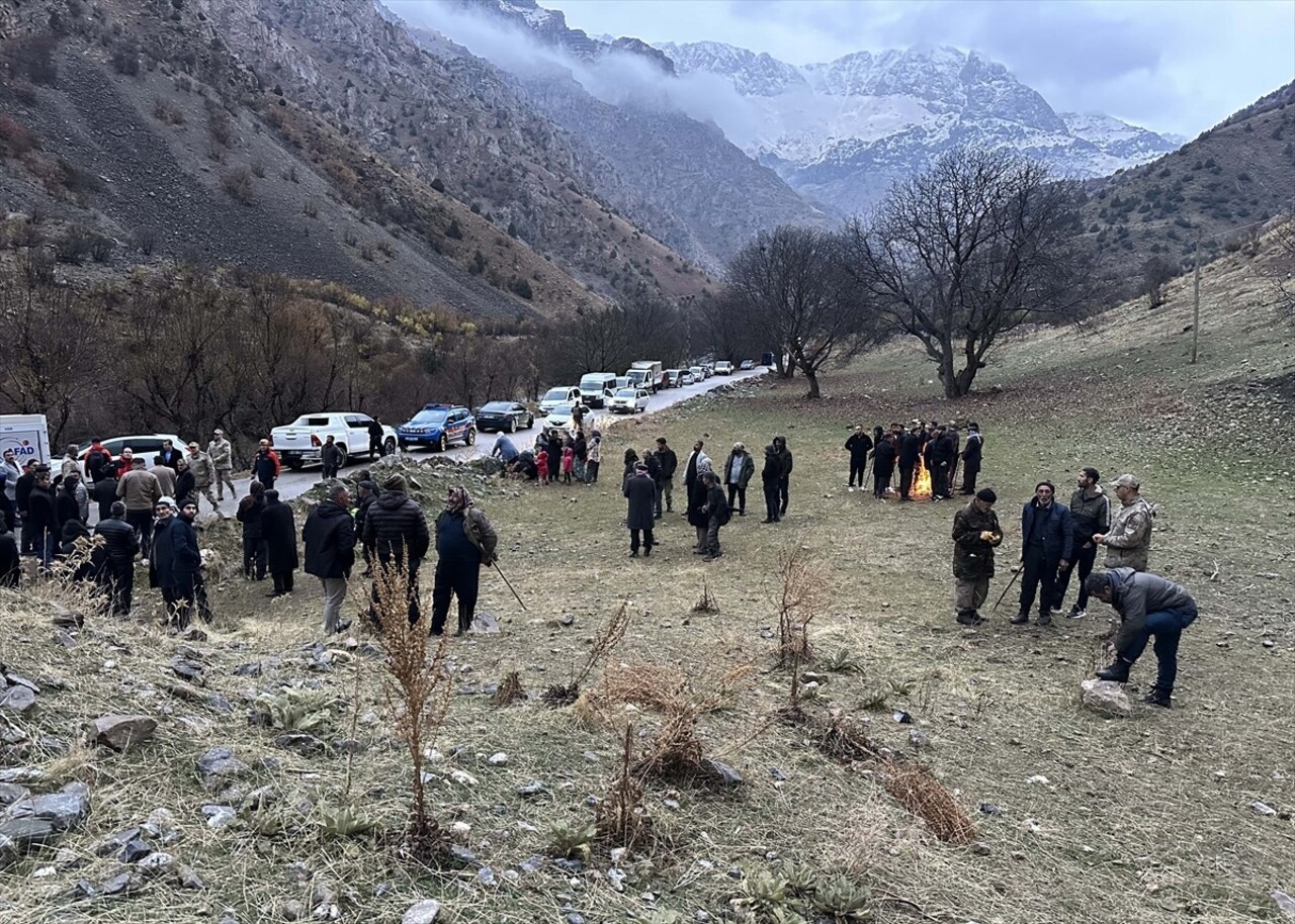 Van'ın Çatak ilçesinde hayvanlarını otlattıkları sırada üzerlerine kaya parçası düşen 2 çobandan...