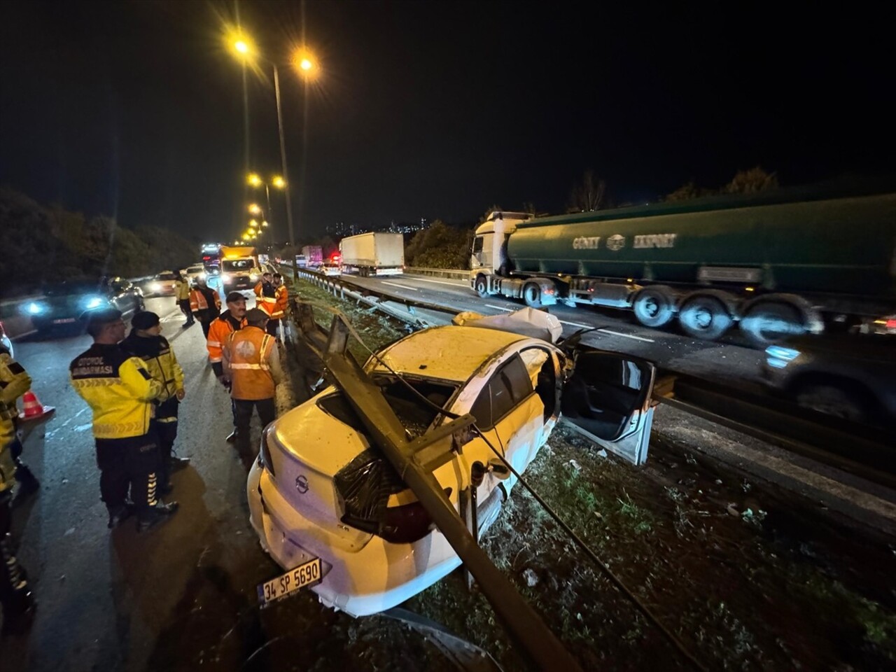 Anadolu Otoyolu'nun Kocaeli kesiminde, otomobilin bariyere çarpması sonucu ulaşım çift yönlü...