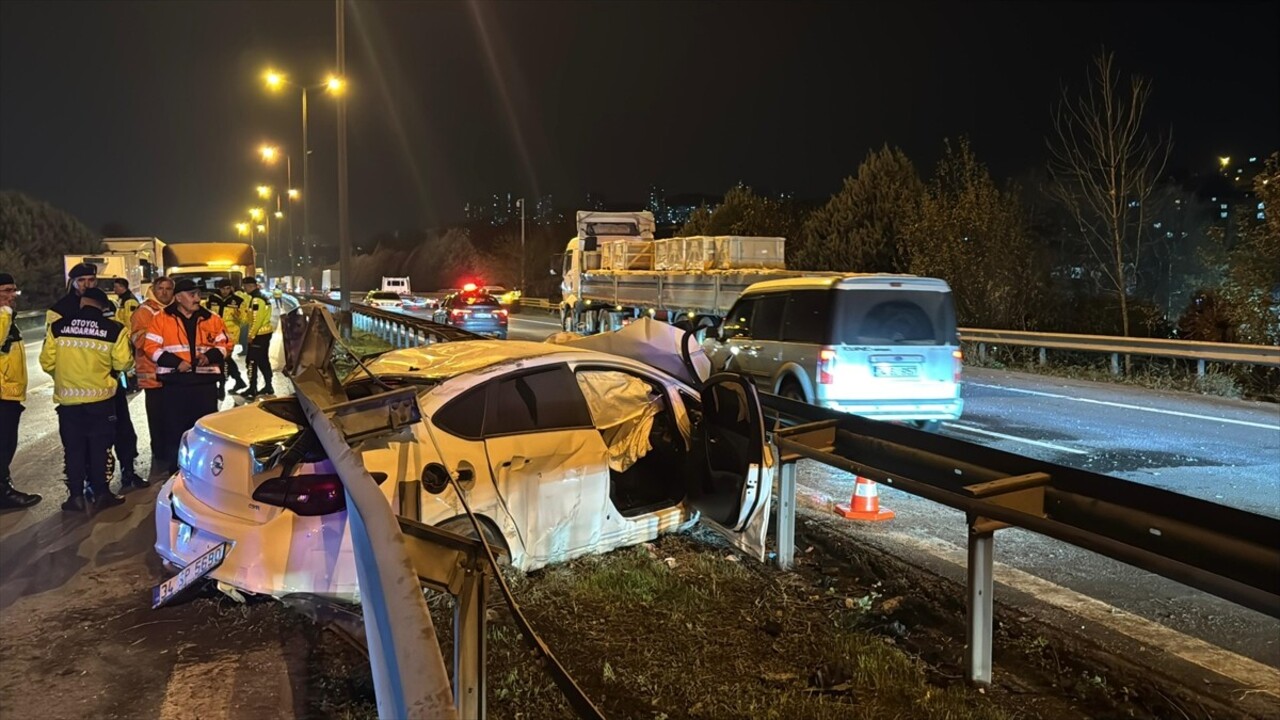 Anadolu Otoyolu'nun Kocaeli kesiminde, otomobilin bariyere çarpması sonucu ulaşım çift yönlü...