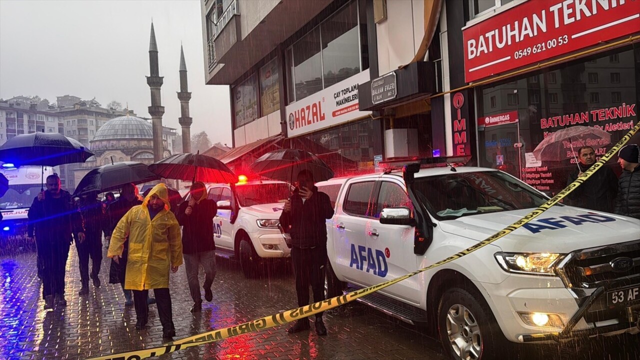 Rize'nin Çayeli ilçesinde meydana gelen heyelanda 1 kişi öldü, 4 kişi yaralandı. Yağışın etkili...