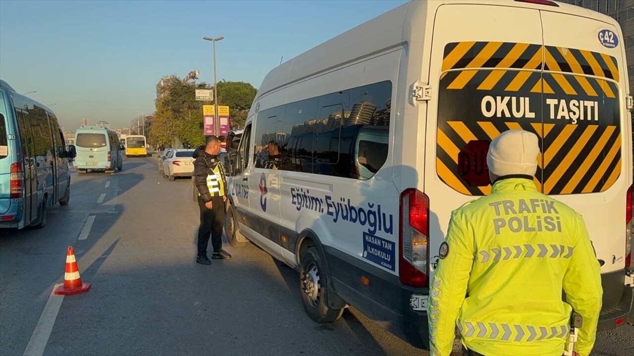 İstanbul'da öğrenci servislerine yönelik denetimde, sürücülerin belgeleri kontrol edildi, emniyet...