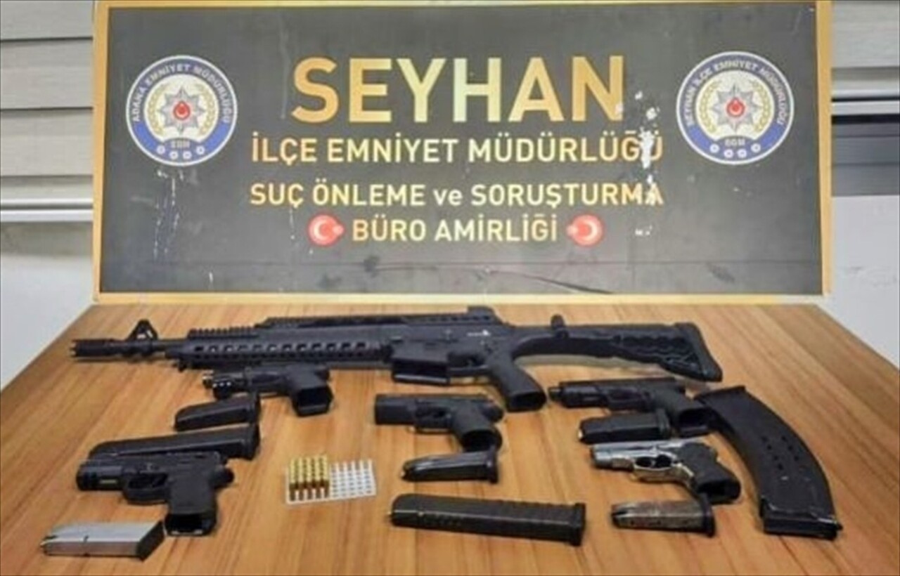 Adana'nın Seyhan ilçesinde ruhsatsız 5 tabanca ve av tüfeği ele geçirilen ikametteki şüpheli...