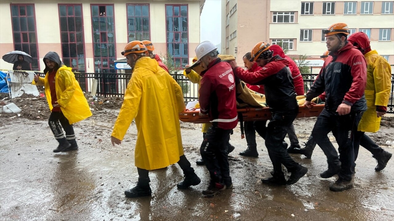 Rize'nin Çayeli ilçesinde meydana gelen heyelanda 1 kişi öldü, 4 kişi yaralandı. Yağışın etkili...