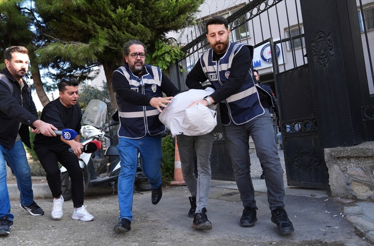 İzmir'in Karabağlar ilçesinde, boşanma aşamasındaki eşini tehdit etmek için çocuğunun boğazına...