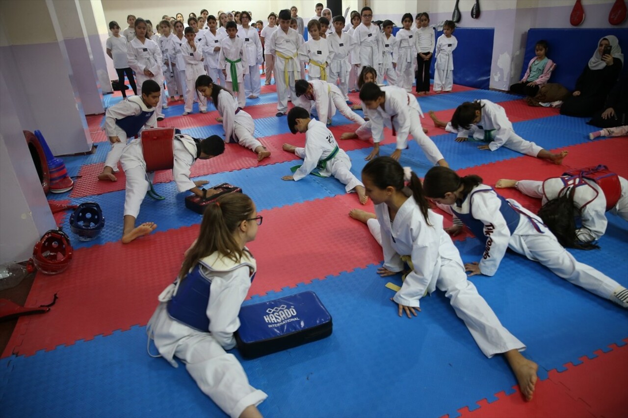 Şanlıurfa'da yaşayan tekvando antrenörü Sacide Mahti Doğan, gönüllü olarak okullarda tekvando...