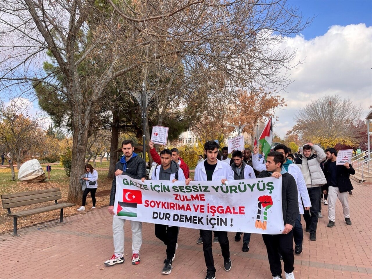 Gaziantep Üniversitesi'nde (GAÜN) Filistin'e destek amacıyla sessiz yürüyüş düzenlendi. GAÜN...