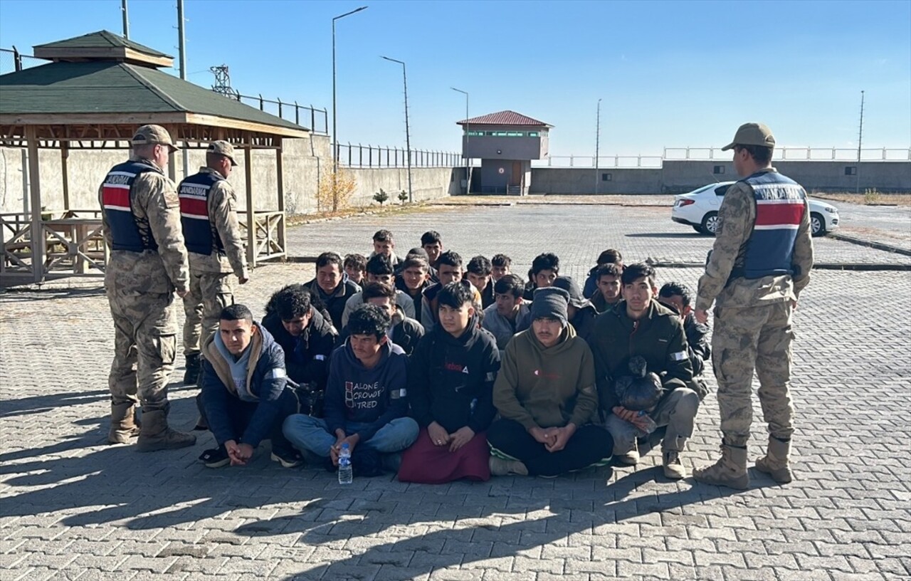 Kars'ta yasa dışı yollarla yurda giren 28 düzensiz göçmen yakalandı.