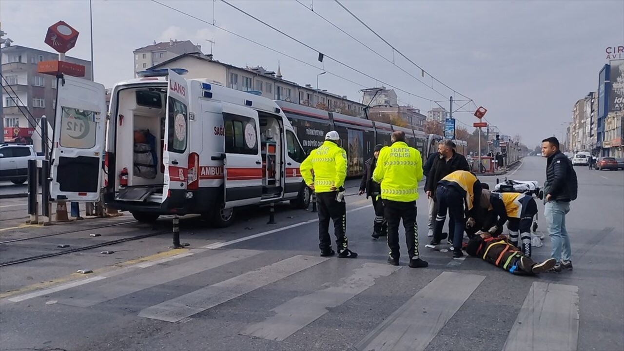  Kayseri'nin merkez Melikgazi ilçesinde yolun karşısına geçmeye çalışan yaya, minibüsün çarpması...