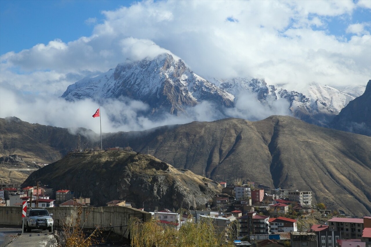 Hakkari'de şehrin üstünde ve yüksek kesimlerde sis bulutları oluştu.