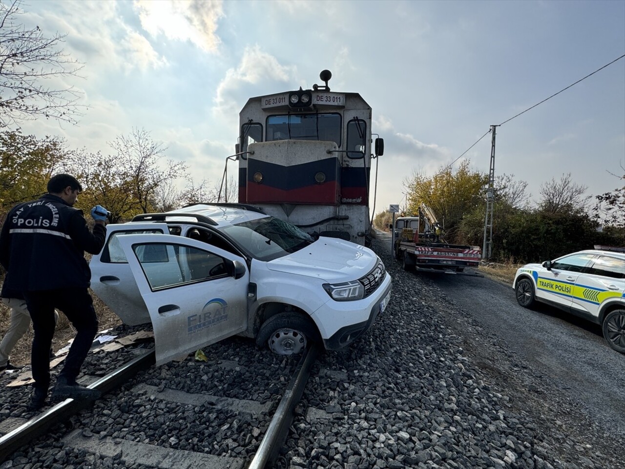 
Malatya'nın merkez Battalgazi ilçesinde yük treninin otomobile çarpması sonucu 2 kişi...