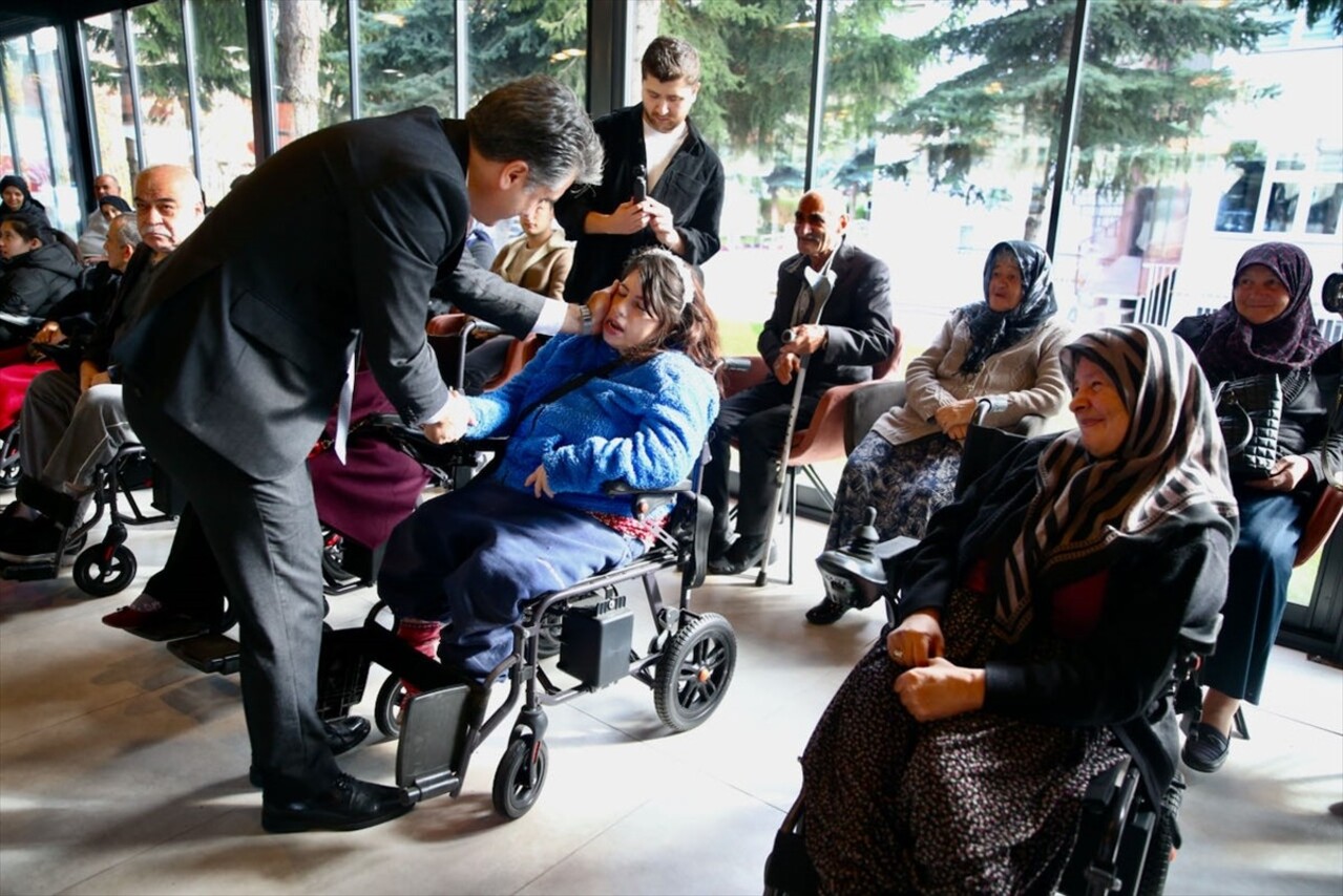 Düzce'de bulunan bir fabrika tarafından üretilip bağışlanan 25 akülü tekerlekli sandalye...