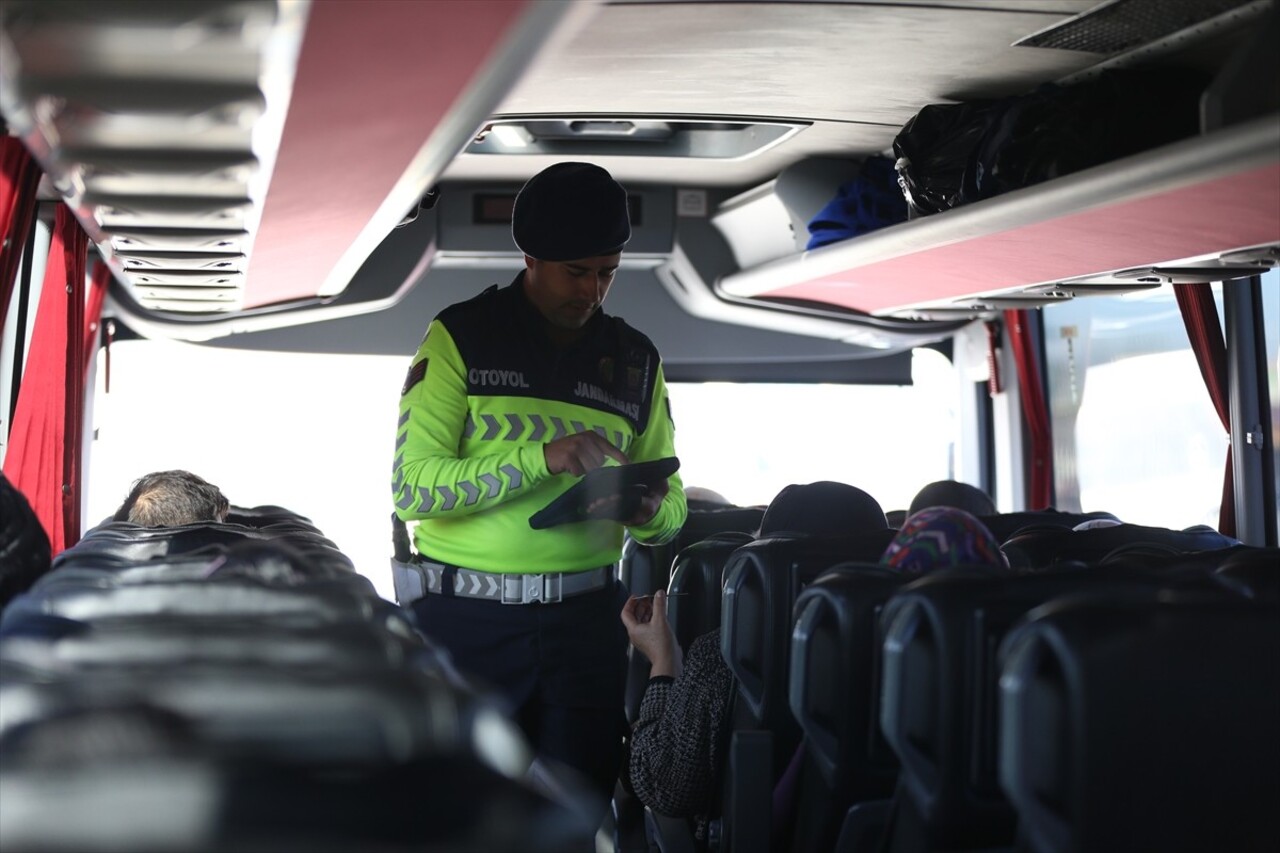 Hatay'da jandarma ekiplerince cayrokopter destekli trafik denetimi gerçekleştirildi.