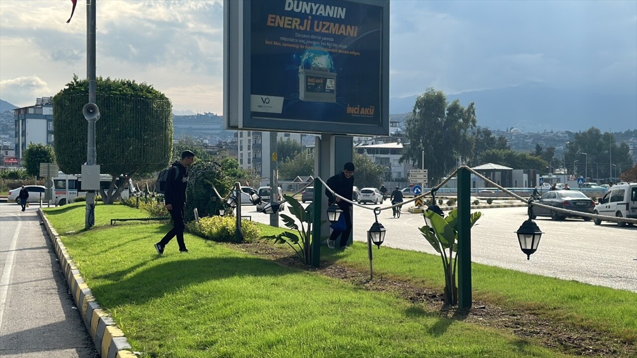 Hatay'ın İskenderun ilçesinde refüjdeki çimlere basan vatandaşlar, belediye ekiplerince kurulan...