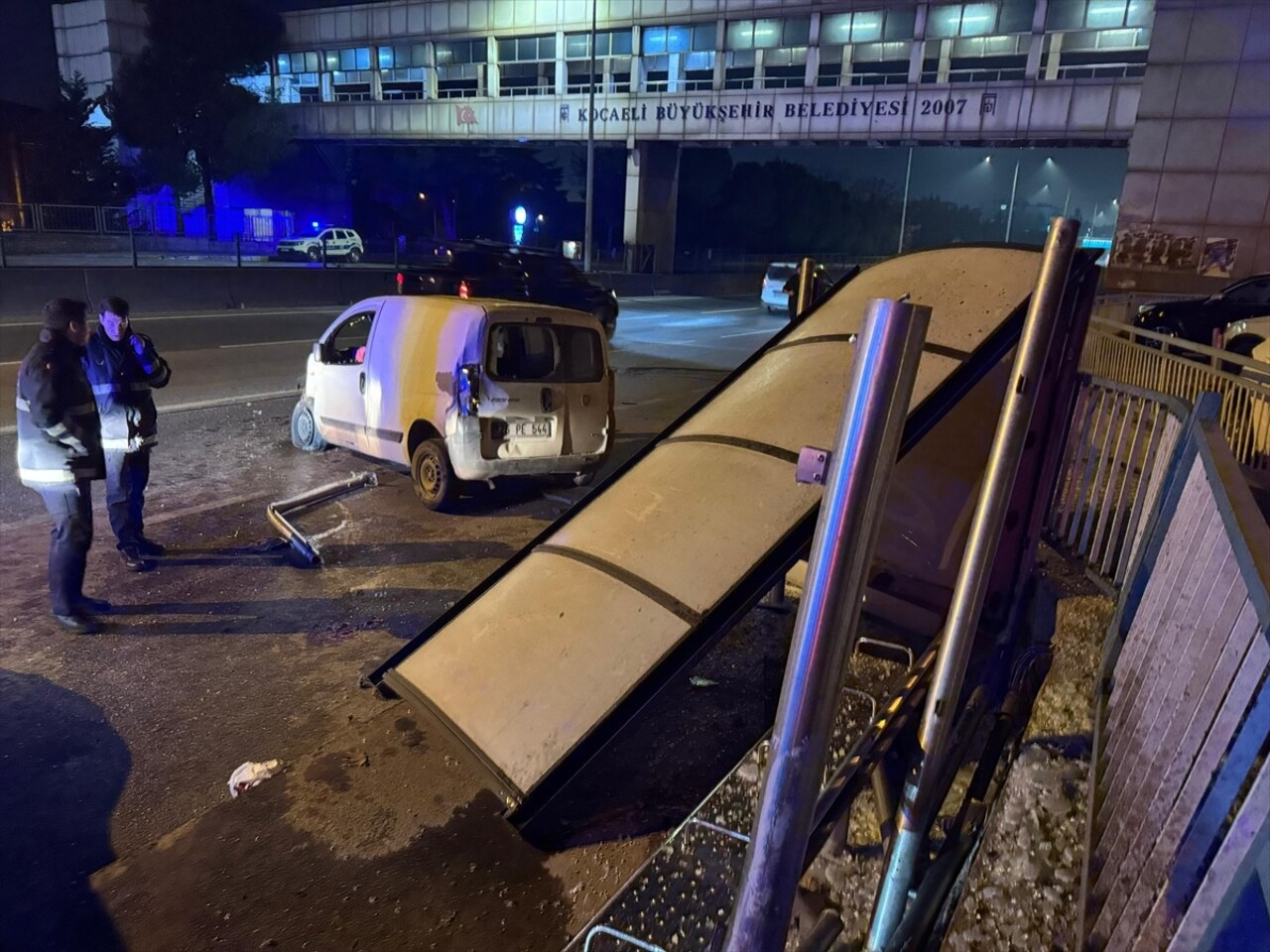 Kocaeli'nin İzmit ilçesinde otobüs durağına çarpan hafif ticari aracın sürücüsü ağır...