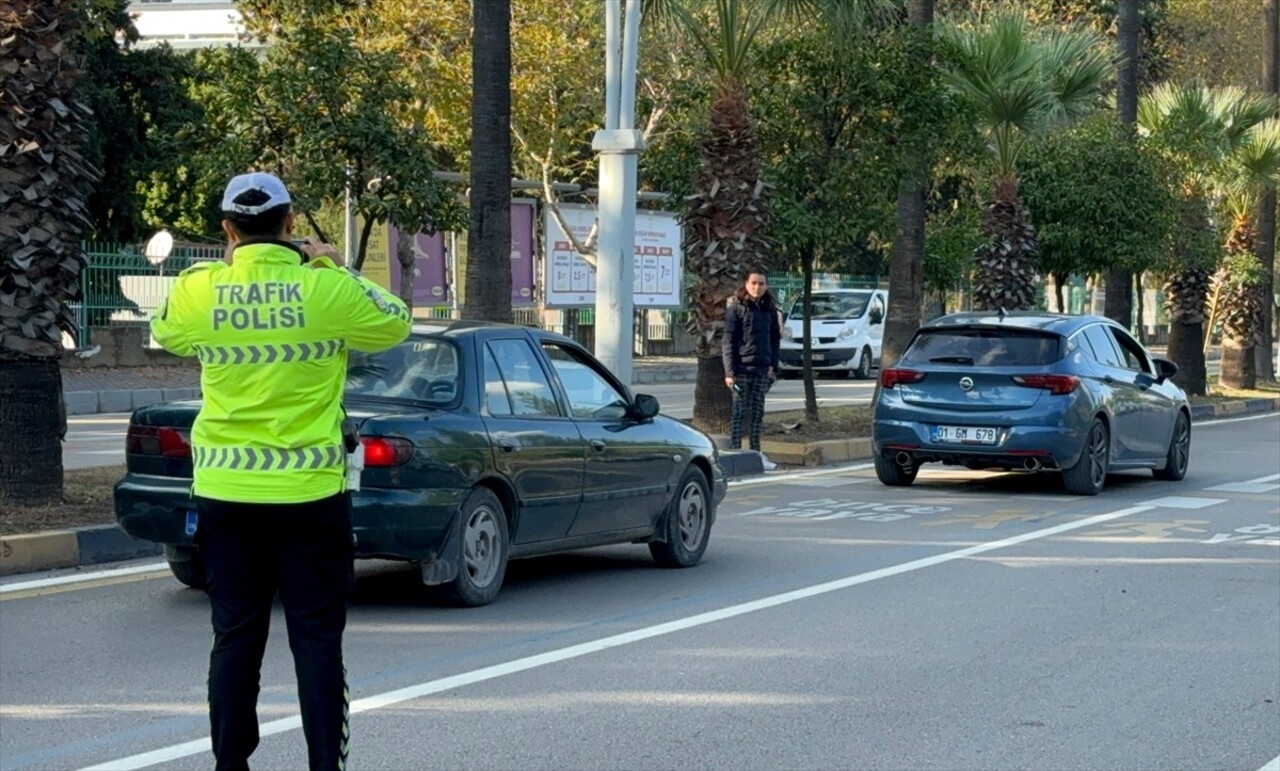 Adana'da dronla yapılan trafik denetiminde, yaya geçitlerindeki vatandaşlara ilk geçiş hakkını...