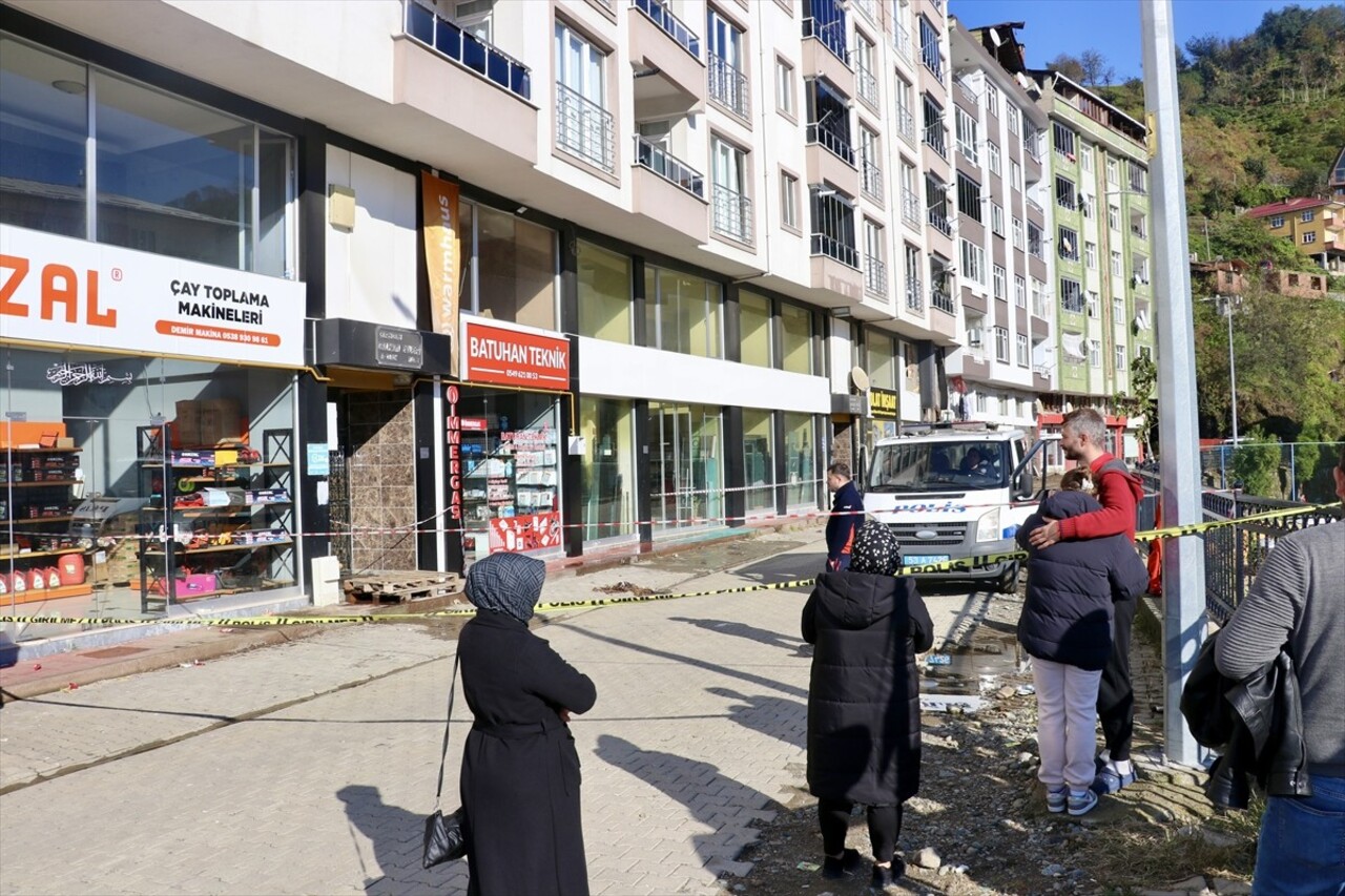 Rize'nin Çayeli ilçesinde 1 kişinin öldüğü, 4 kişinin yaralandığı heyelanın ardından evlerinden...