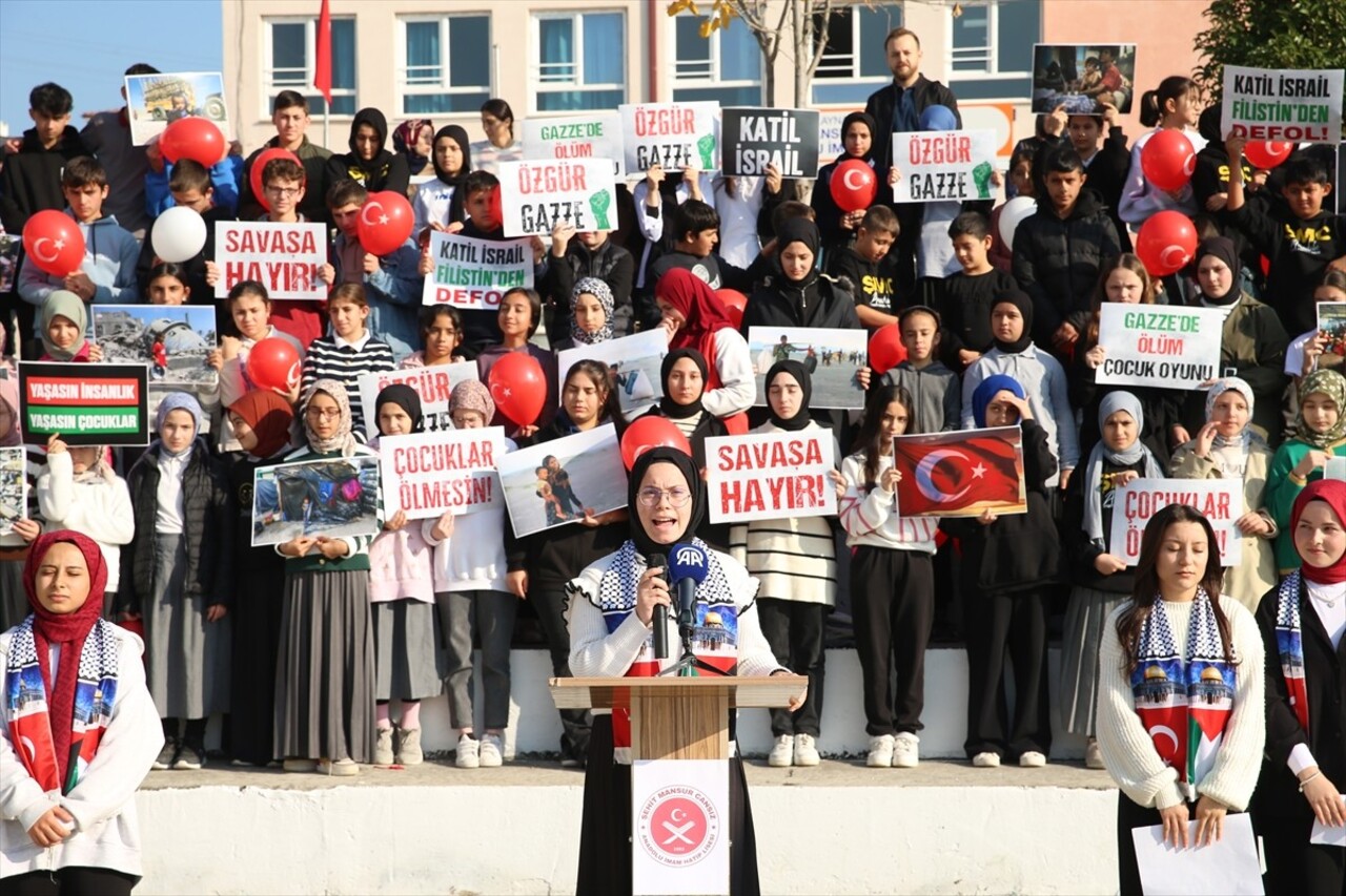 Sakarya'da öğrenciler, 20 Kasım Dünya Çocuk Hakları Günü'nde Filistinli akranları için tek yürek...