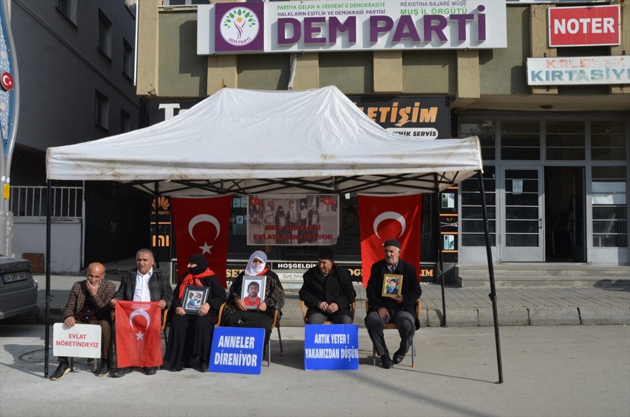 Muş'ta çocuklarını terör örgütü PKK'dan kurtarmak isteyen aileler, DEM Parti İl Başkanlığı binası...