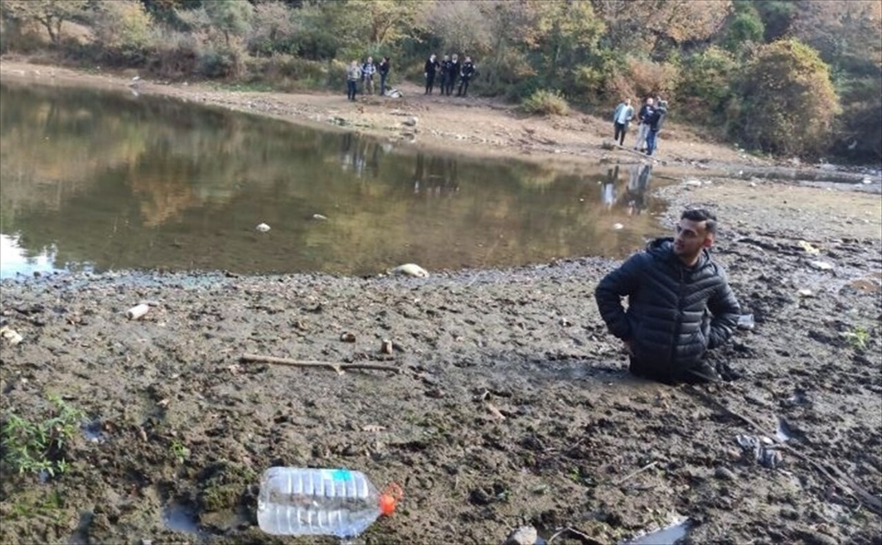 Sancaktepe'de, balık tutmak için gittiği gölette beline kadar çamura batan genci itfaiye ekipleri...