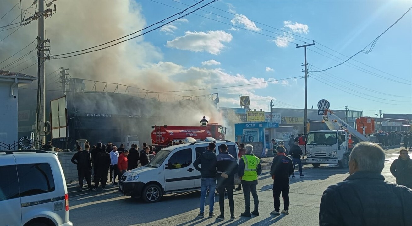 Niğde'de oto sanayi sitesindeki bir tamirhanede çıkan yangın söndürüldü, 3 otomobil kullanılamaz...