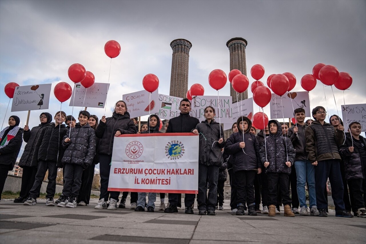 Erzurum'da, Çocuk Hakları İl Komitesine bağlı yaklaşık 40 çocuk, "20 Kasım Dünya Çocuk Hakları...