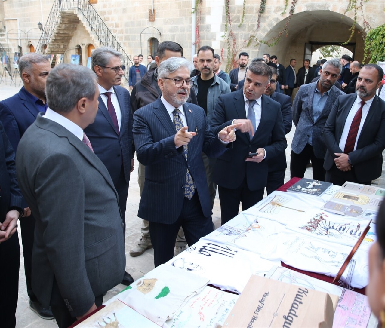 Milli Eğitim Bakan Yardımcısı Ömer Faruk Yelkenci (sol2), Şanlıurfa'da Kemalettin Gazezoğlu Kültür...