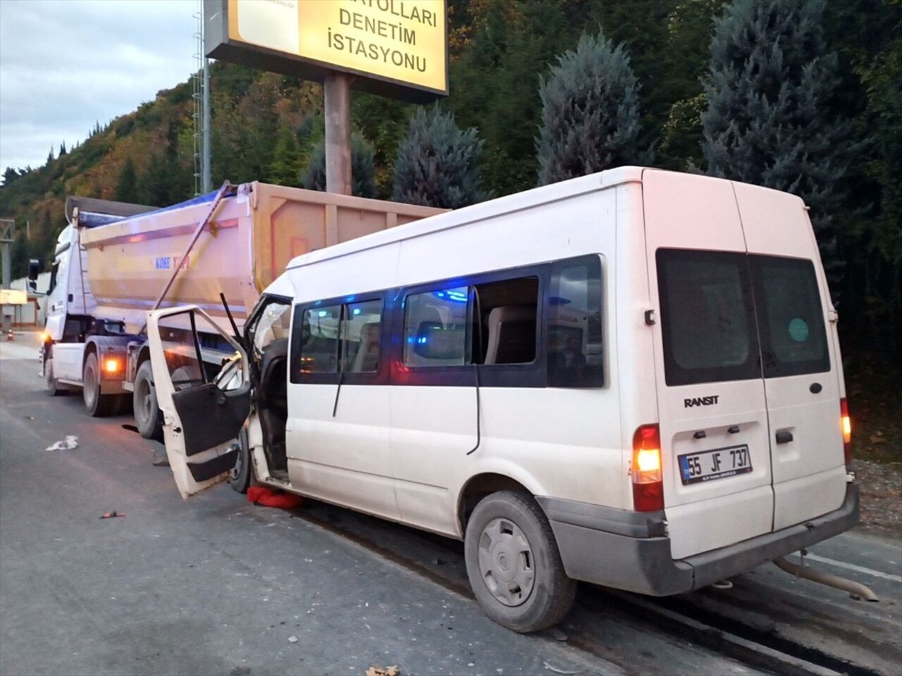 Kocaeli'nin Karamürsel ilçesinde minibüsün tıra çarpması sonucu 2 kişi yaralandı.