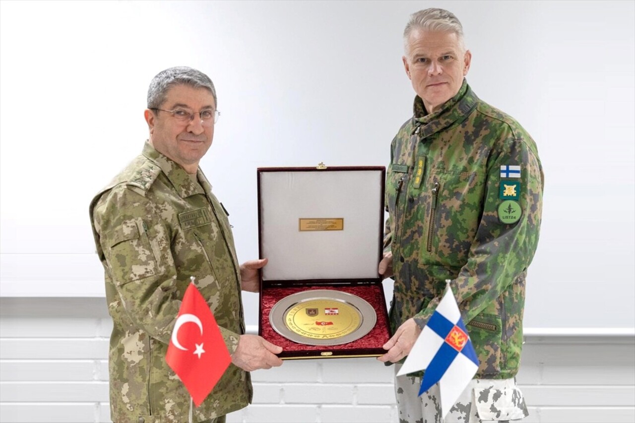 Kara Kuvvetleri Komutanı Orgeneral Selçuk Bayraktaroğlu (sağda), Finlandiya Kara Kuvvetleri...