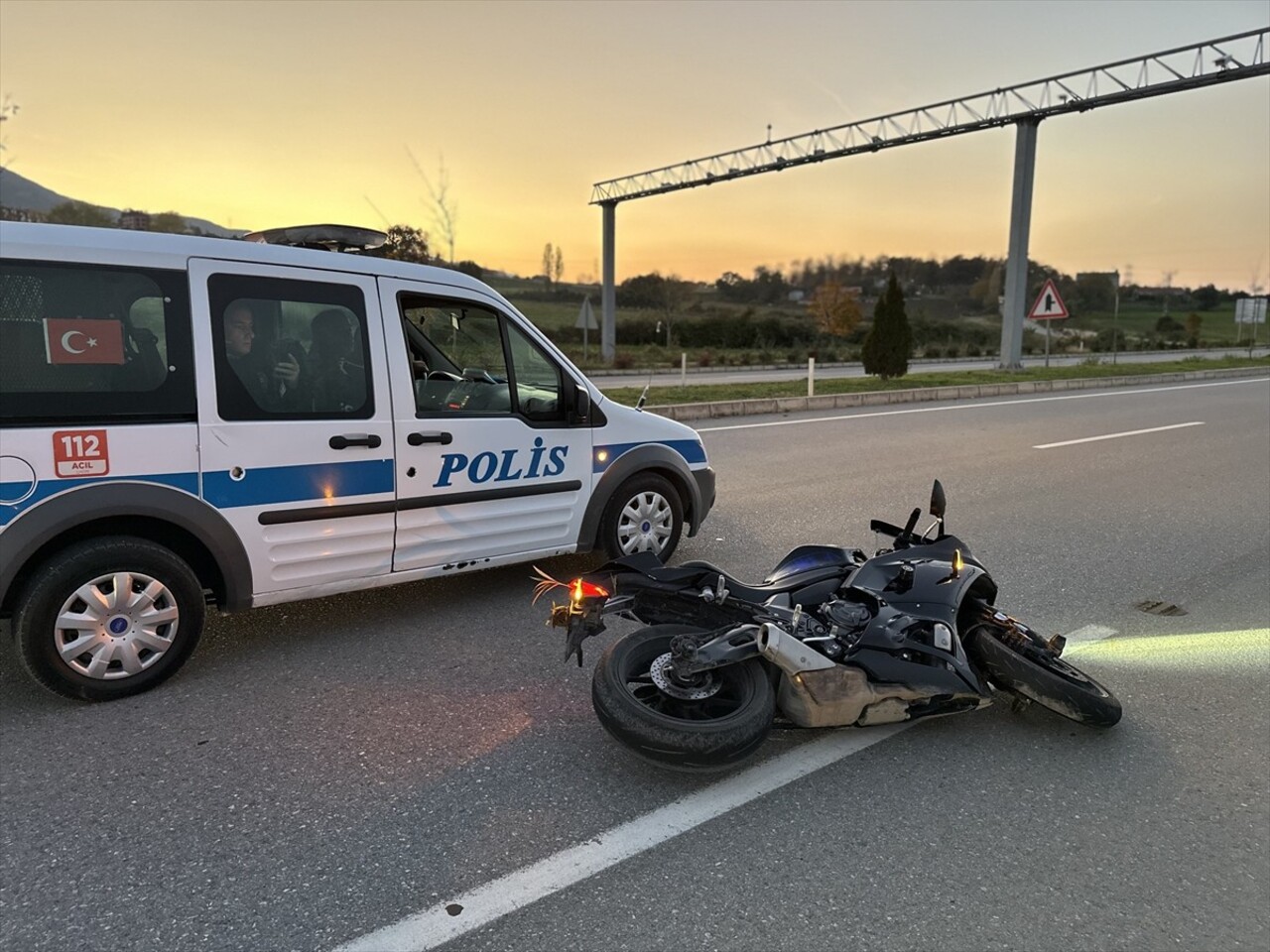 Sinop'un Gerze ilçesinde motosikletin çarptığı yaya öldü, sürücü ağır yaralandı. Ekipler kaza...