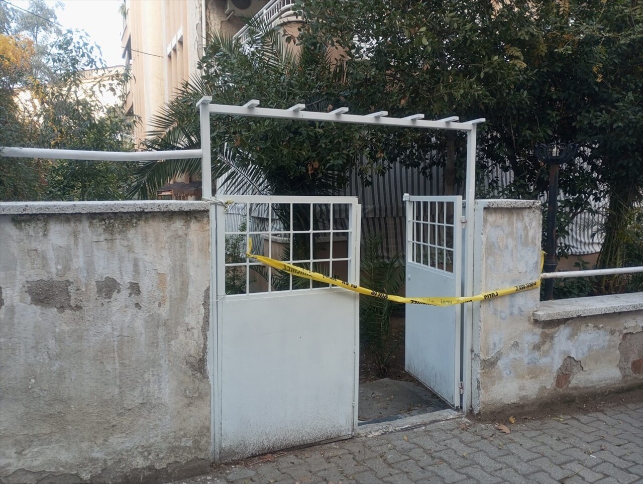 Manisa'nın Salihli ilçesinde, evinde yangın çıkan hemşire yaşamını yitirdi. Bölgeye polis ekipleri...