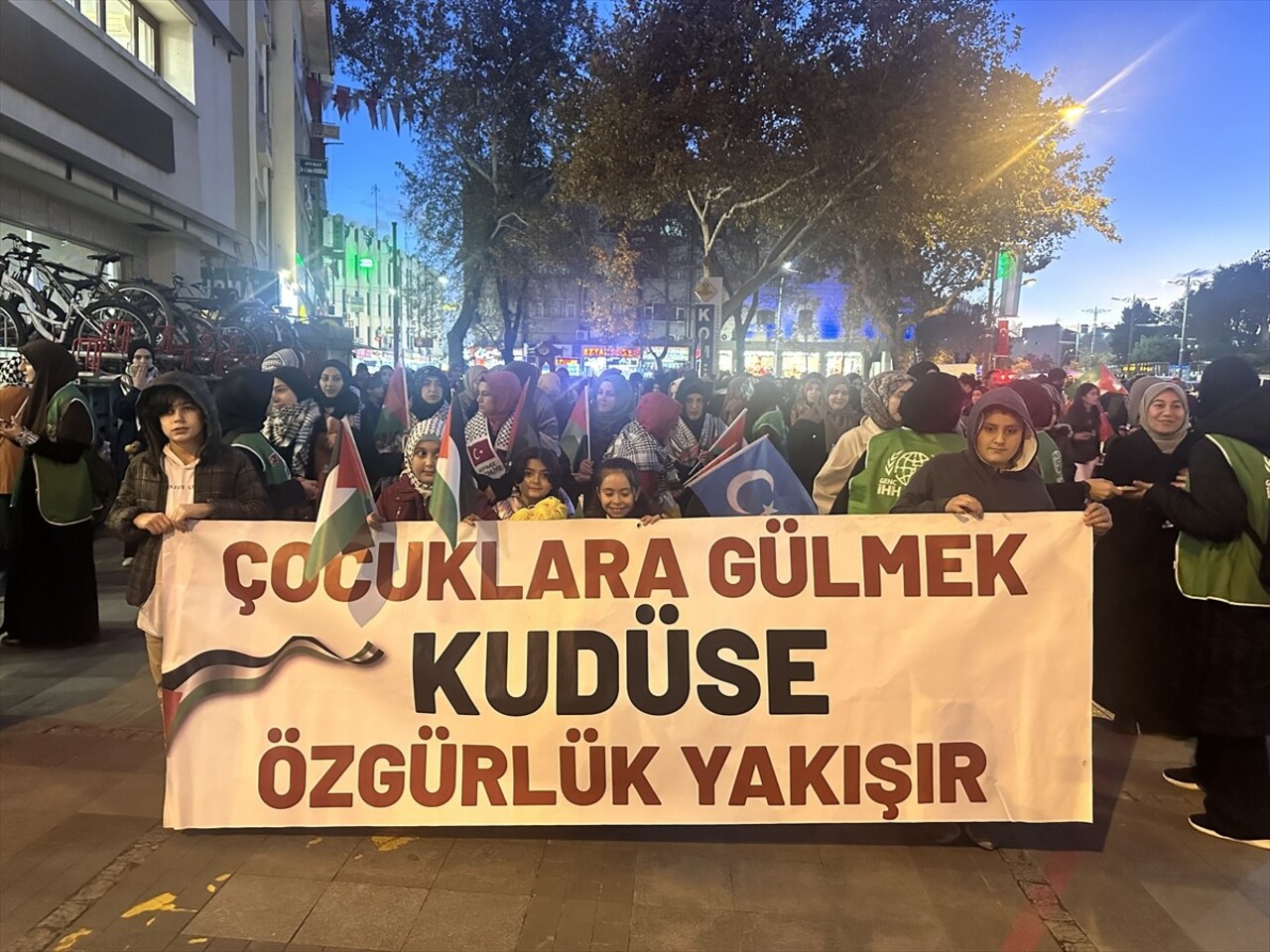 Konya'da İnsan Hak ve Hürriyetleri (İHH) İnsani Yardım Vakfı tarafından "20 Kasım Dünya Çocuk...