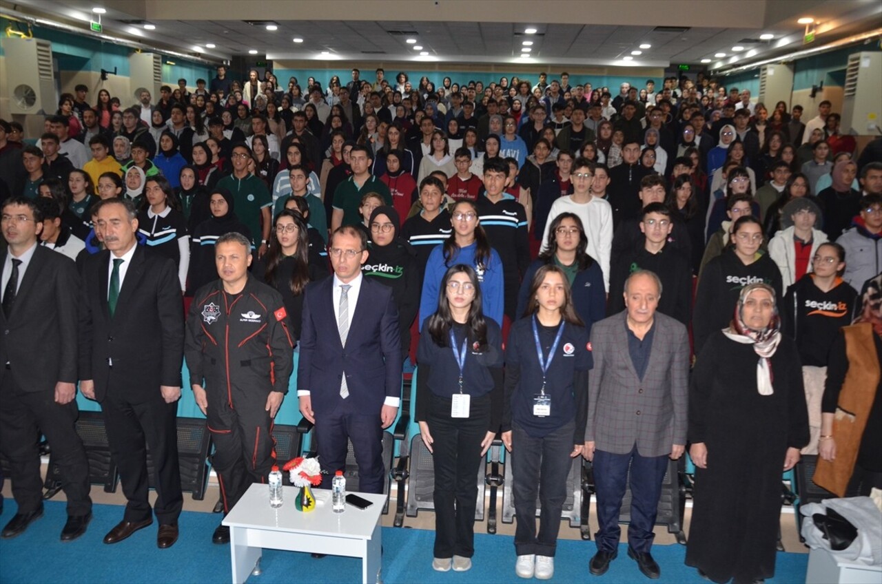 Türkiye'nin ilk astronotu Alper Gezeravcı, Muş'ta öğrencilerle bir araya geldi, uzay yolculuğu...