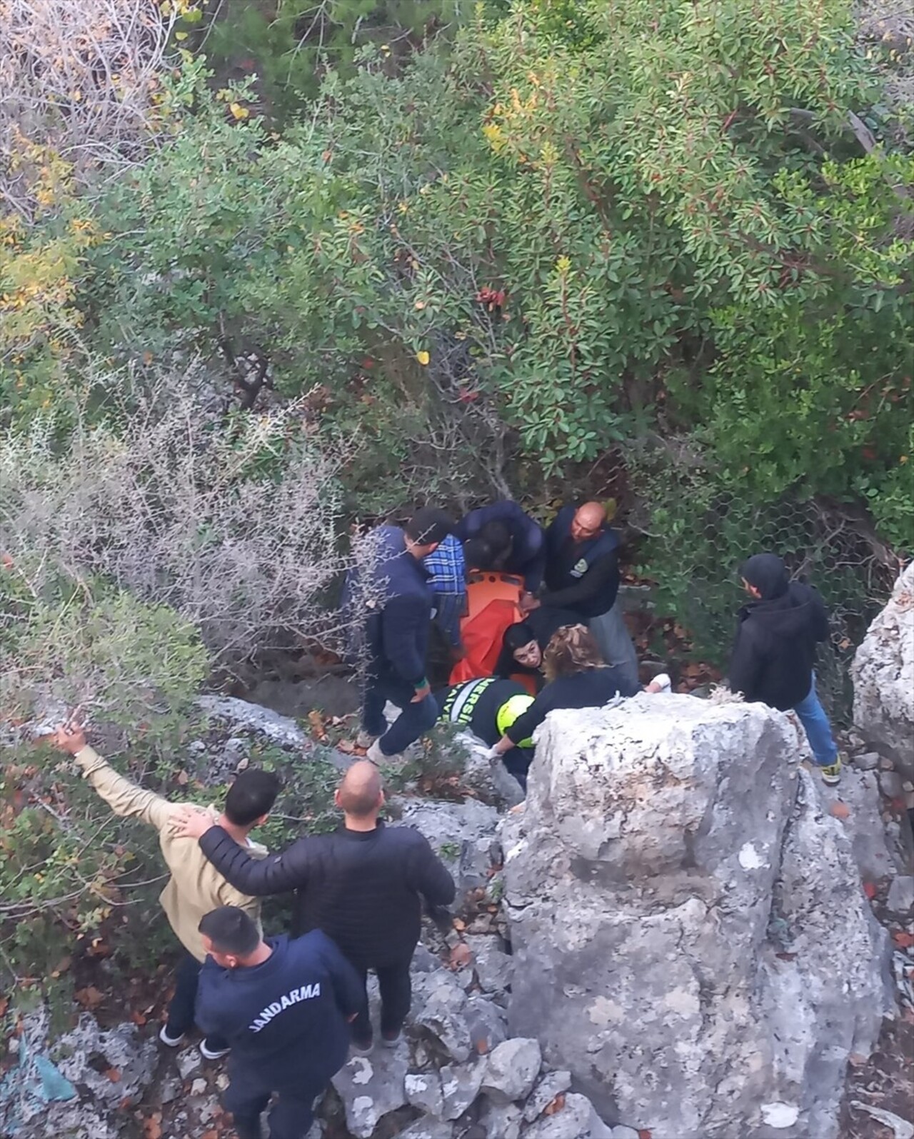 Mersin'in Erdemli ilçesinde, iterek çalıştırmayı denediği arızalanan otomobili ile uçuruma düşen...