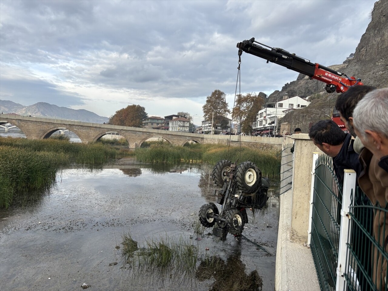 Çorum'un Osmancık ilçesinde Kızılırmak Nehri'ne düşen traktörün sürücüsü yaralandı. Traktör...