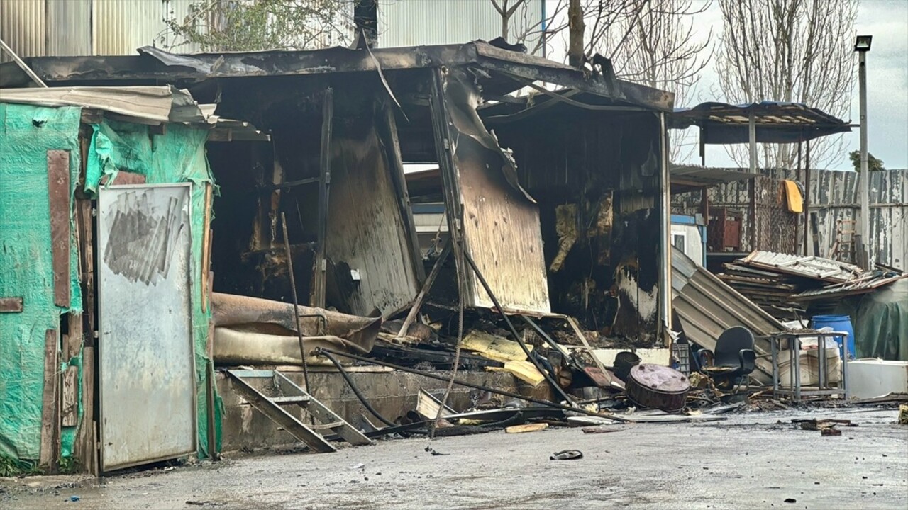 Kocaeli'nin Çayırova ilçesinde çıkan yangın, 2 iş yerinde hasara neden oldu.