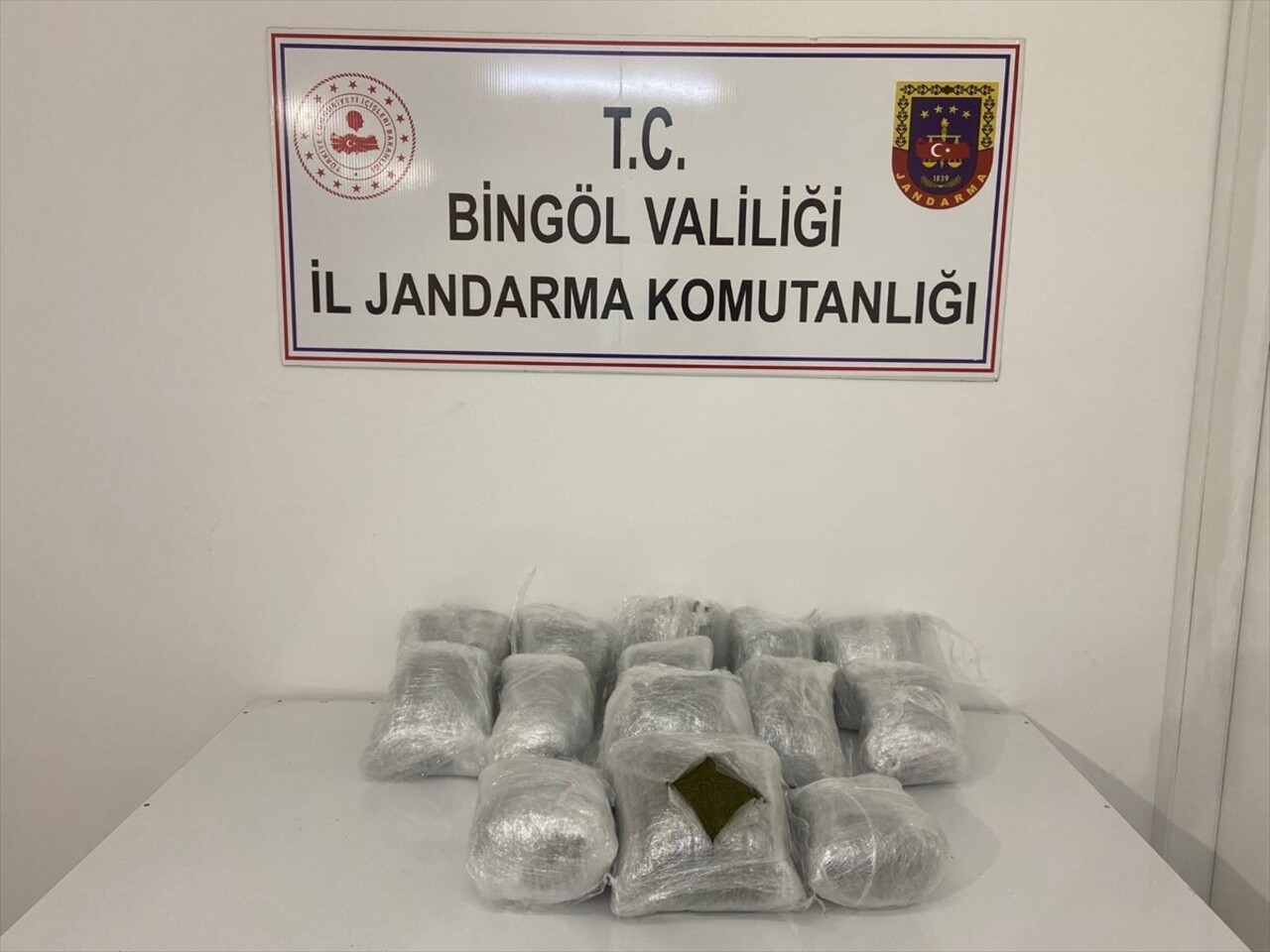 Bingöl'de düzenlenen operasyonda 19 kilo 930 gram toz esrar ele geçirildi.