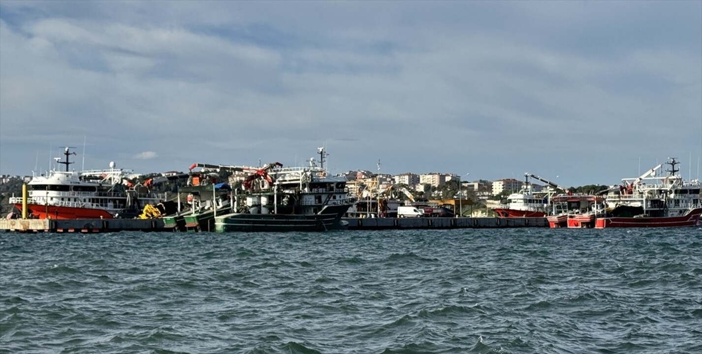 Meteoroloji Genel Müdürlüğünden yapılan fırtına uyarısı üzerine, balıkçılar Sinop Limanı’na...