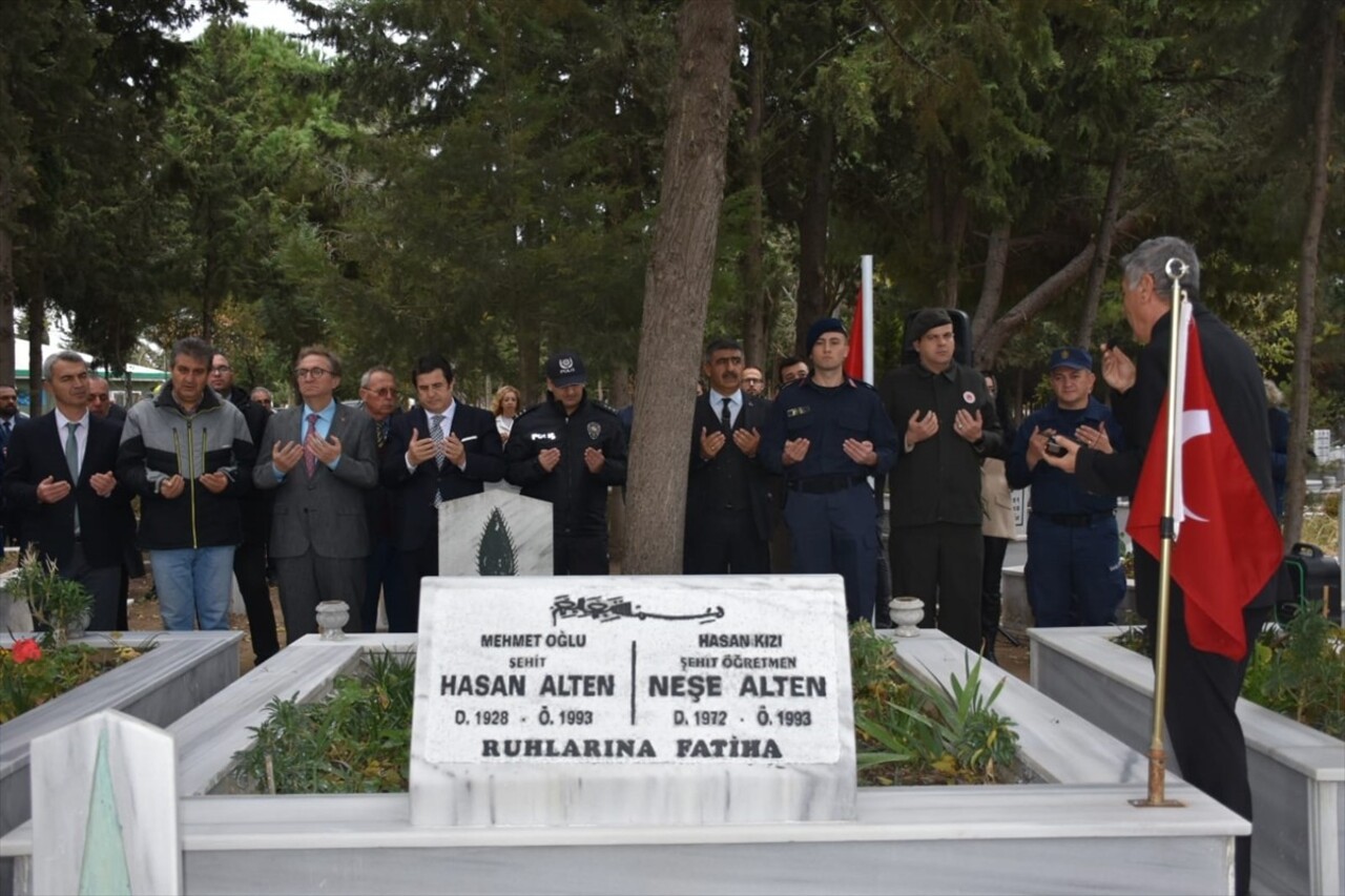 Diyarbakır'ın Bismil ilçesinde PKK'lı teröristlerce şehit edilen öğretmen Neşe Alten ile babası...