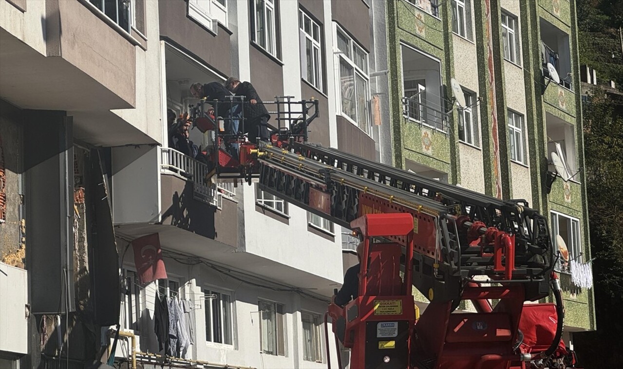 Rize'nin Çayeli ilçesinde 1 kişinin öldüğü, 4 kişinin yaralandığı heyelan nedeniyle tahliye edilen...