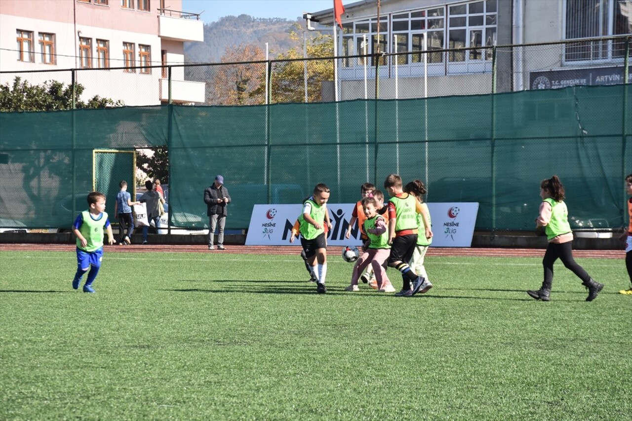 Artvin'in Arhavi ilçesinde, futbolun etik değerlerini ön planda tutarak öğrencilerin ahlaki...