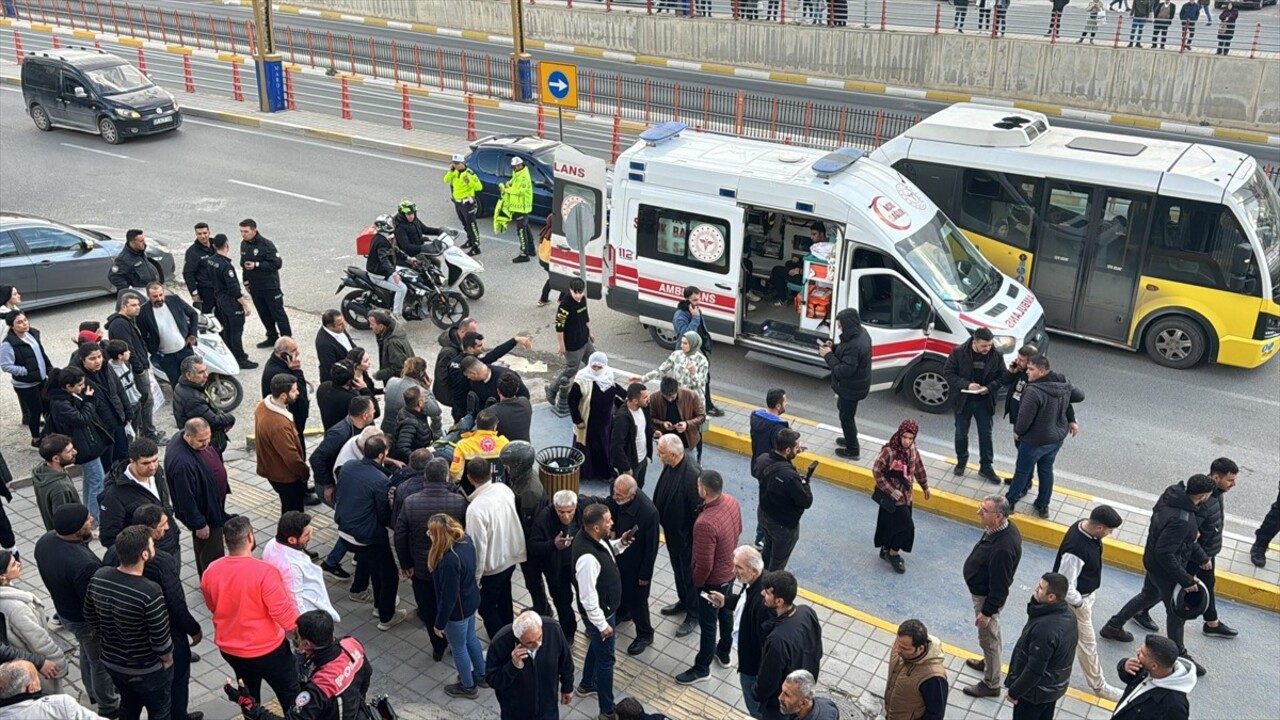 Mardin'de silahlı saldırıya uğrayan 1'i avukat 4 kişi yaralandı. Olay yerine polis ve 112 Acil...