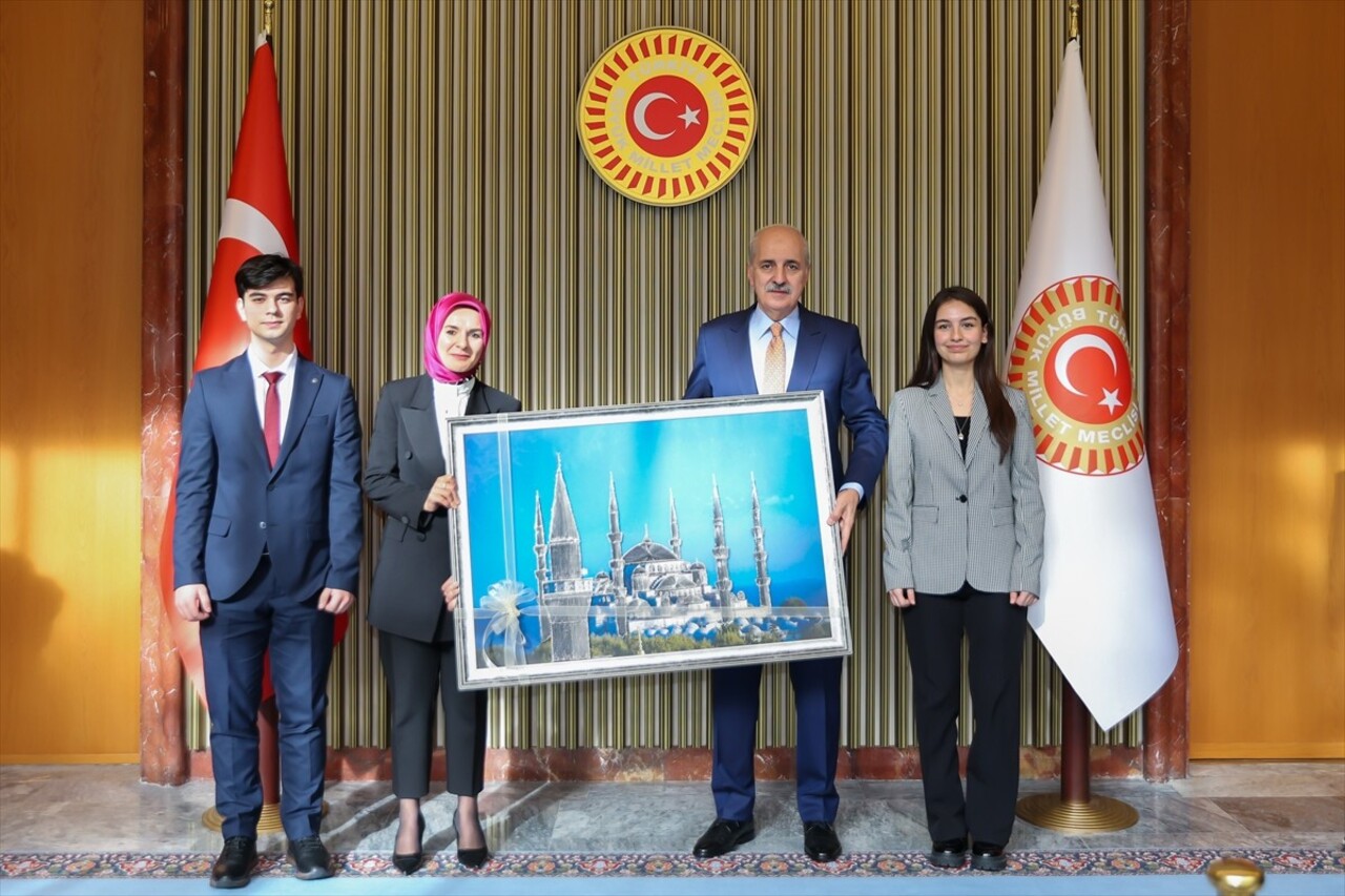 TBMM Başkanı Numan Kurtulmuş, Meclis'te, Aile ve Sosyal Hizmetler Bakanı Mahinur Özdemir Göktaş...