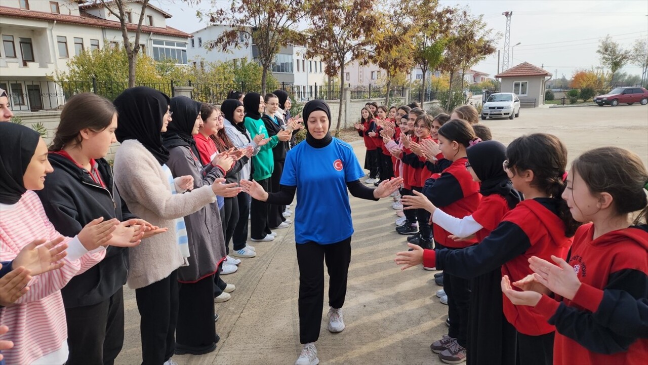 Amasya'da Suluova Öncü Spor Kulübü Kadın Kriket Takımı sporcusu 15 yaşındaki Rüveyda Nur Cenik...