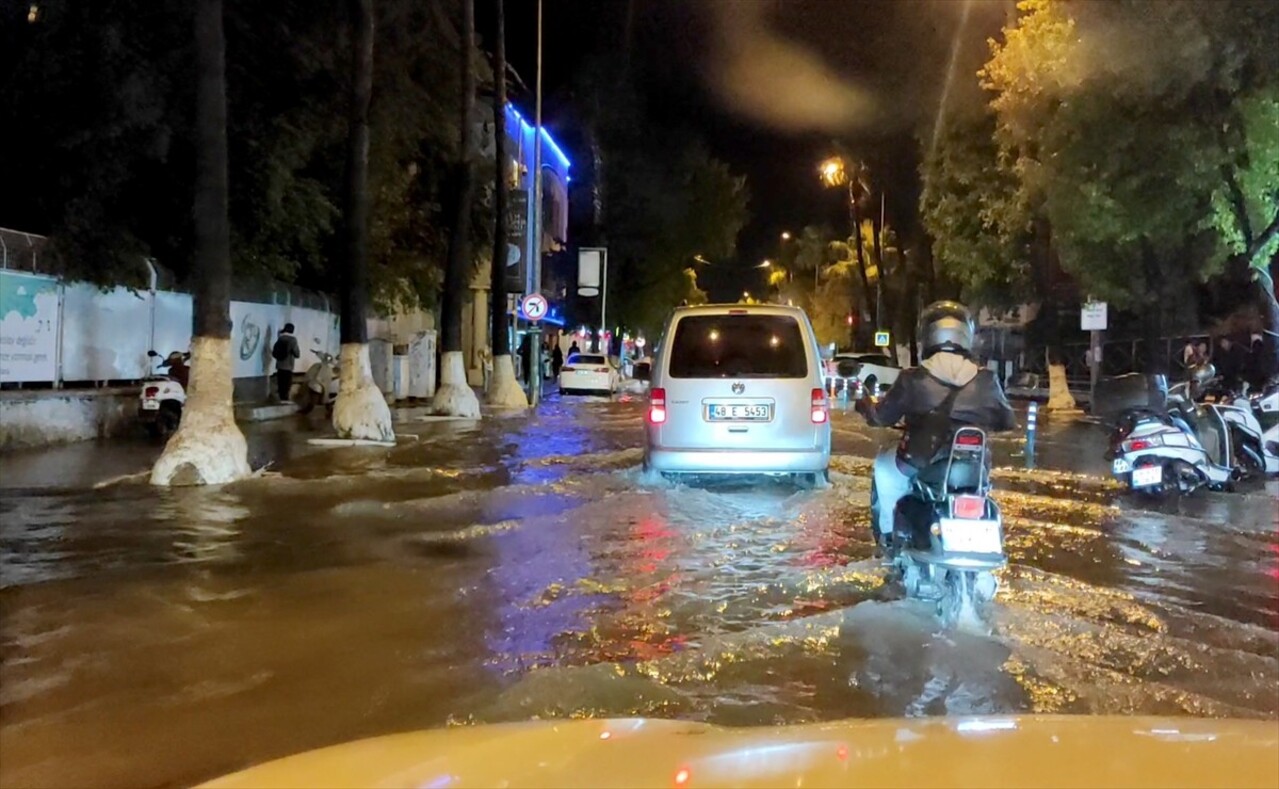 Muğla'nın Fethiye ilçesinde şiddetli yağış su baskınlarına yol açtı. Şiddetli yağış sonucu...