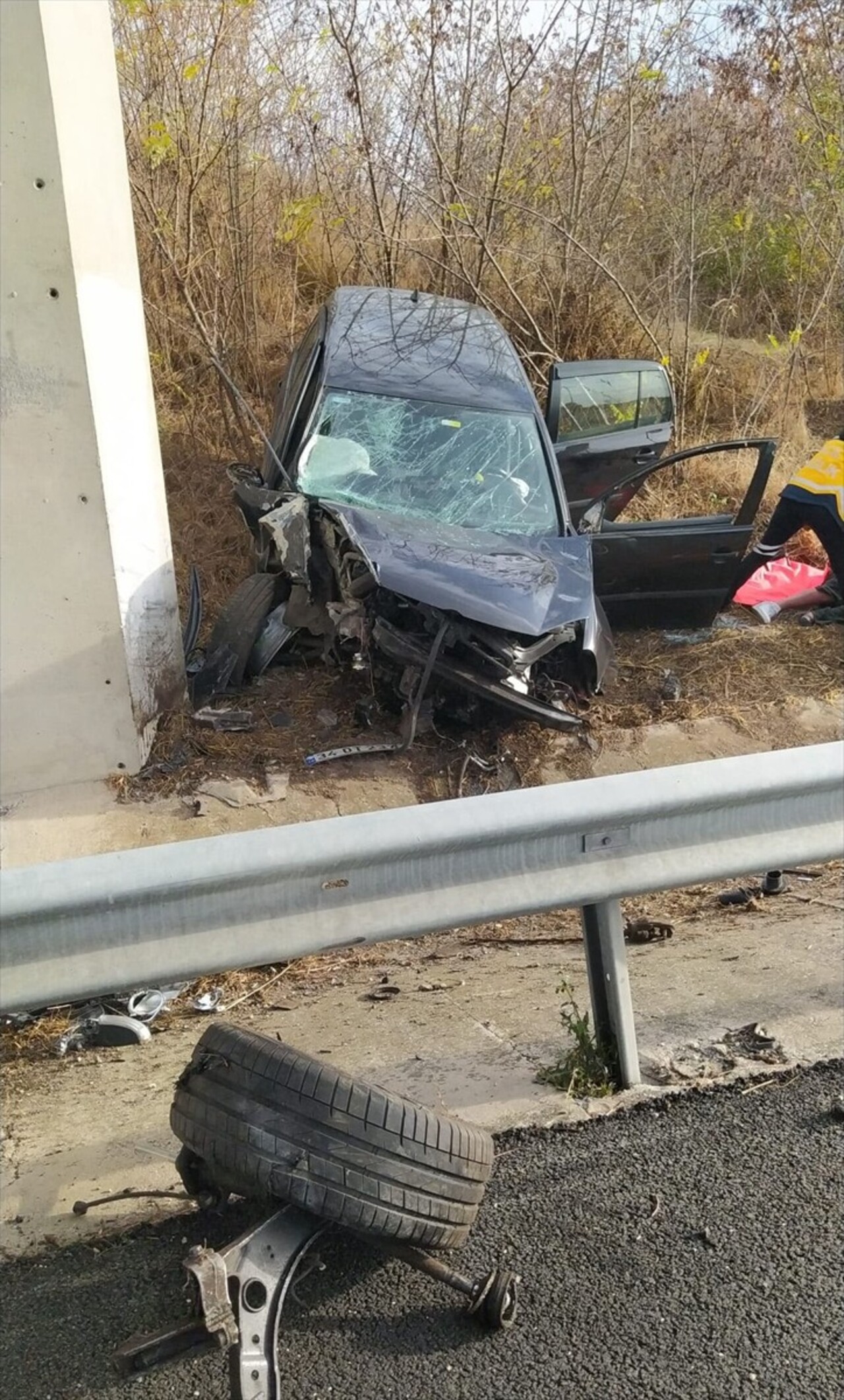 Kırklareli'nin Lüleburgaz ilçesinde üst geçidin ayağına çarpan otomobilin sürücüsü Kırklarelispor...