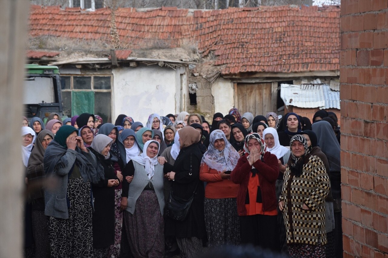 Afyonkarahisar'da bir restoranda çıkan yangında hayatını kaybeden temizlik işçisinin cenazesi...