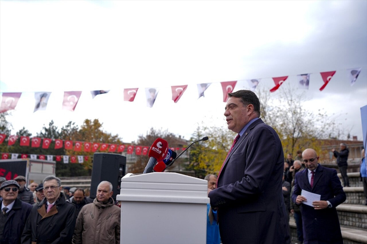 CHP Genel Başkan Yardımcısı Yankı Bağcıoğlu, bir grup emekli askerle Anıtpark'ta basın açıklaması...