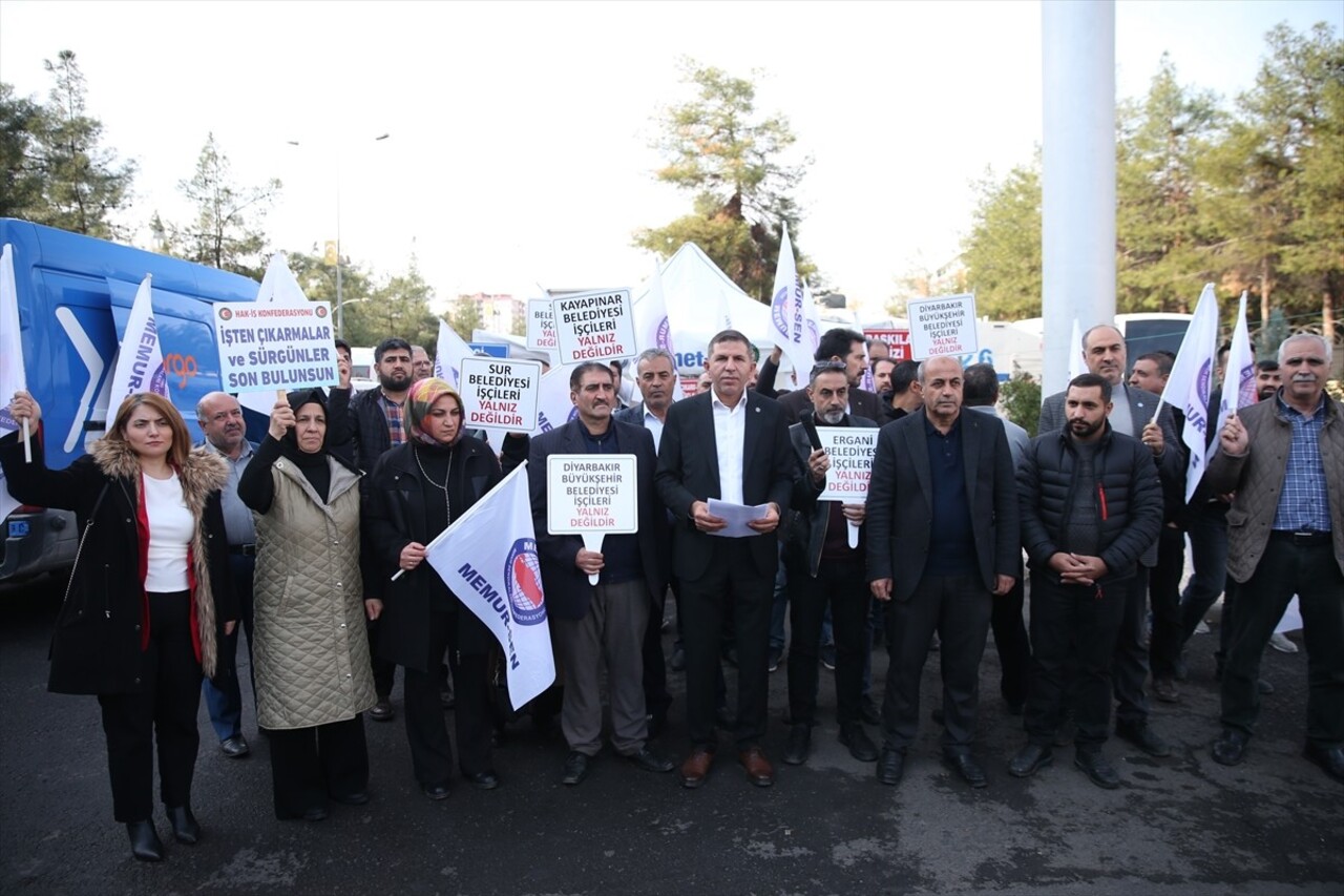 Diyarbakır'da bazı belediyelerde işten çıkarılan işçilerin eylemi devam ediyor. Hizmet-İş...