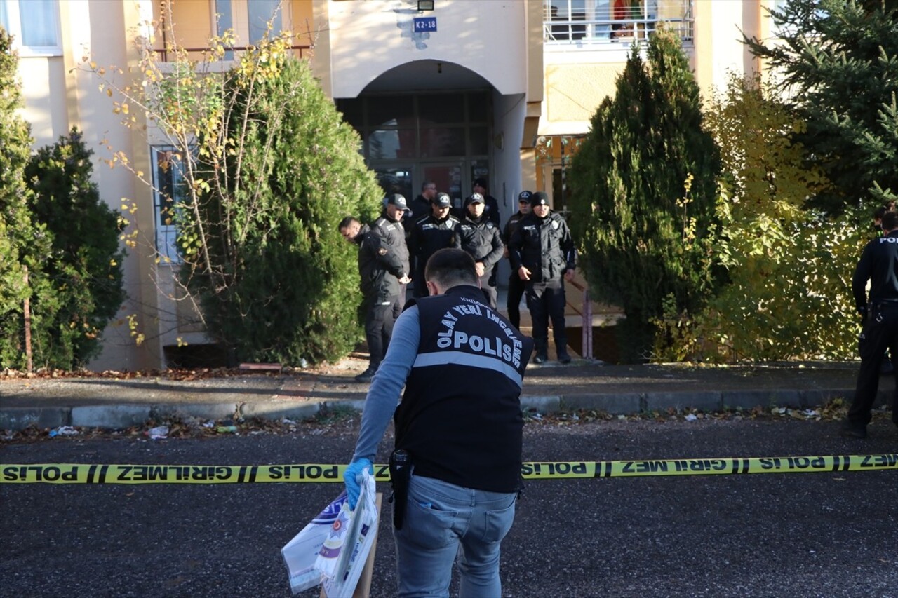 Niğde'nin Bor ilçesinde bir evde, biri kadın 2 kişinin cesedi bulundu.