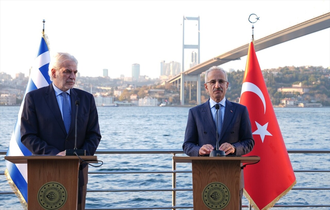 Ulaştırma ve Altyapı Bakanı Abdulkadir Uraloğlu (sağda), Yunanistan Denizcilik ve Ada Politikaları...